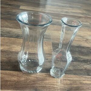 Clear Accent Floral Vase Set with Elegant Design
EUC